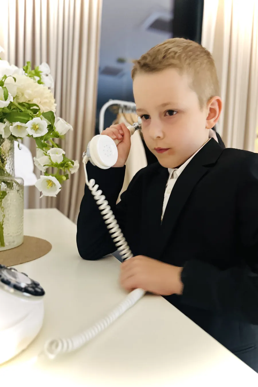 Jasiek przy telefonie – zapraszamy do kontaktu